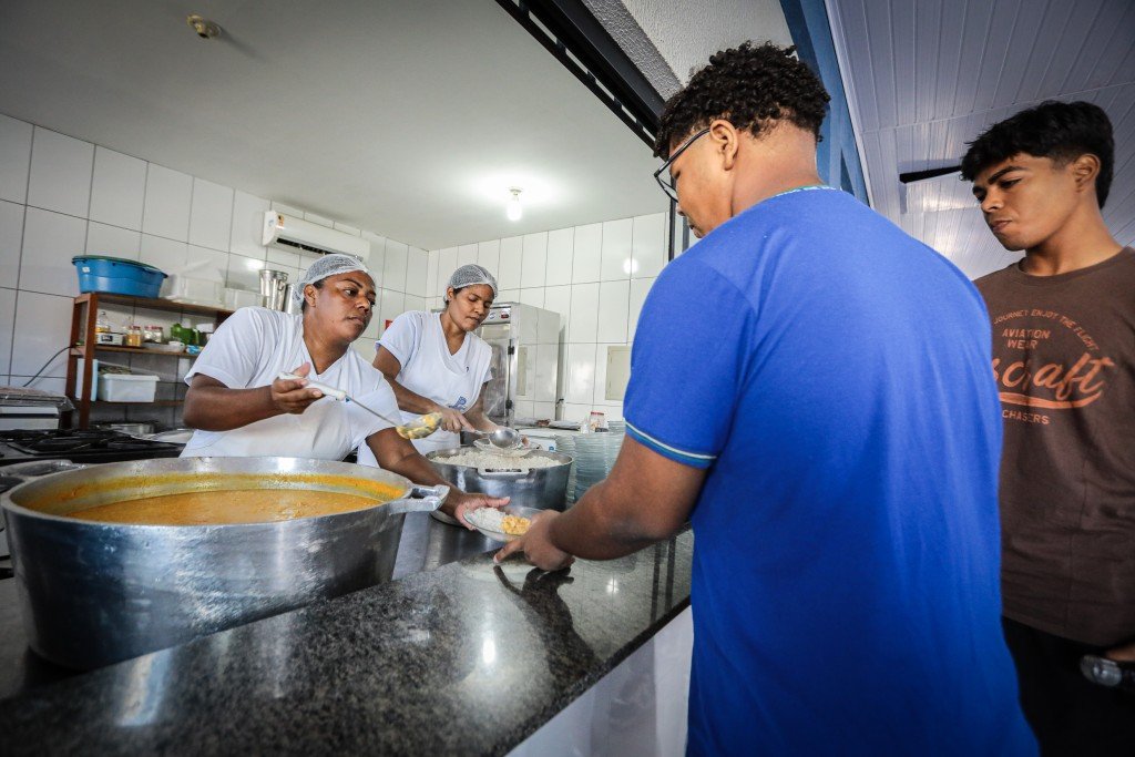 Produtores familiares são priorizados no fornecimento de peixe para a alimentação escolar da rede estadual