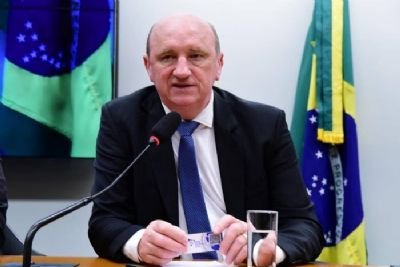 Após crise em leilão de arroz, Neri Geller pede demissão